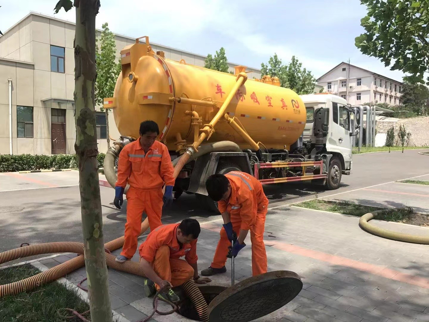 营口管道疏通车停在窨井附近