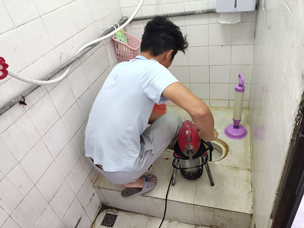 营口管道堵塞冒臭气 专业师傅现场解决问题