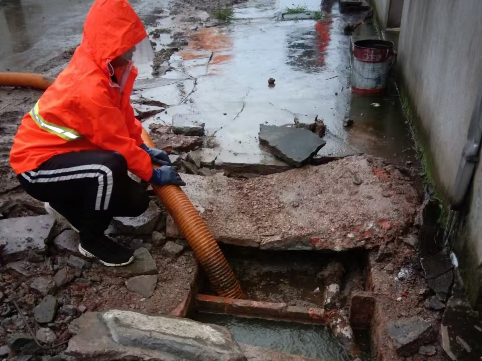 营口专业清理污水池 炜誉市政以规范流程守护城市 “肠道”